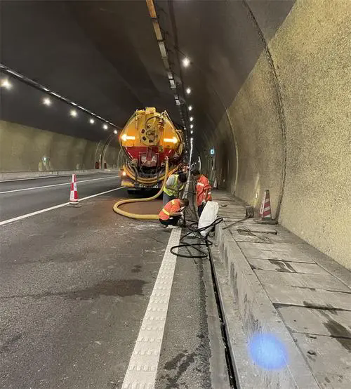 工农隧道排水渠清淤